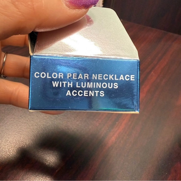 Avon Silvertone color pest necklace with luminous accents NIB vintage 2005 - Picture 5 of 7